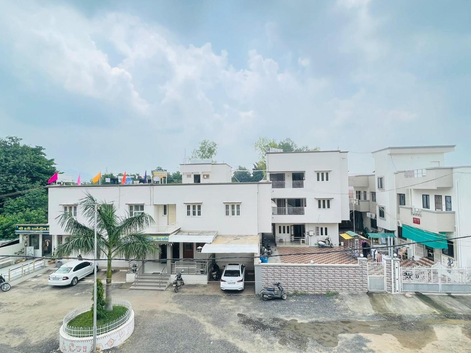 Hotel Rajdhani And Guest House Gujarat - Best Family Hotel In Halol Near Pavagadh And Halol Gidc Eksteriør billede