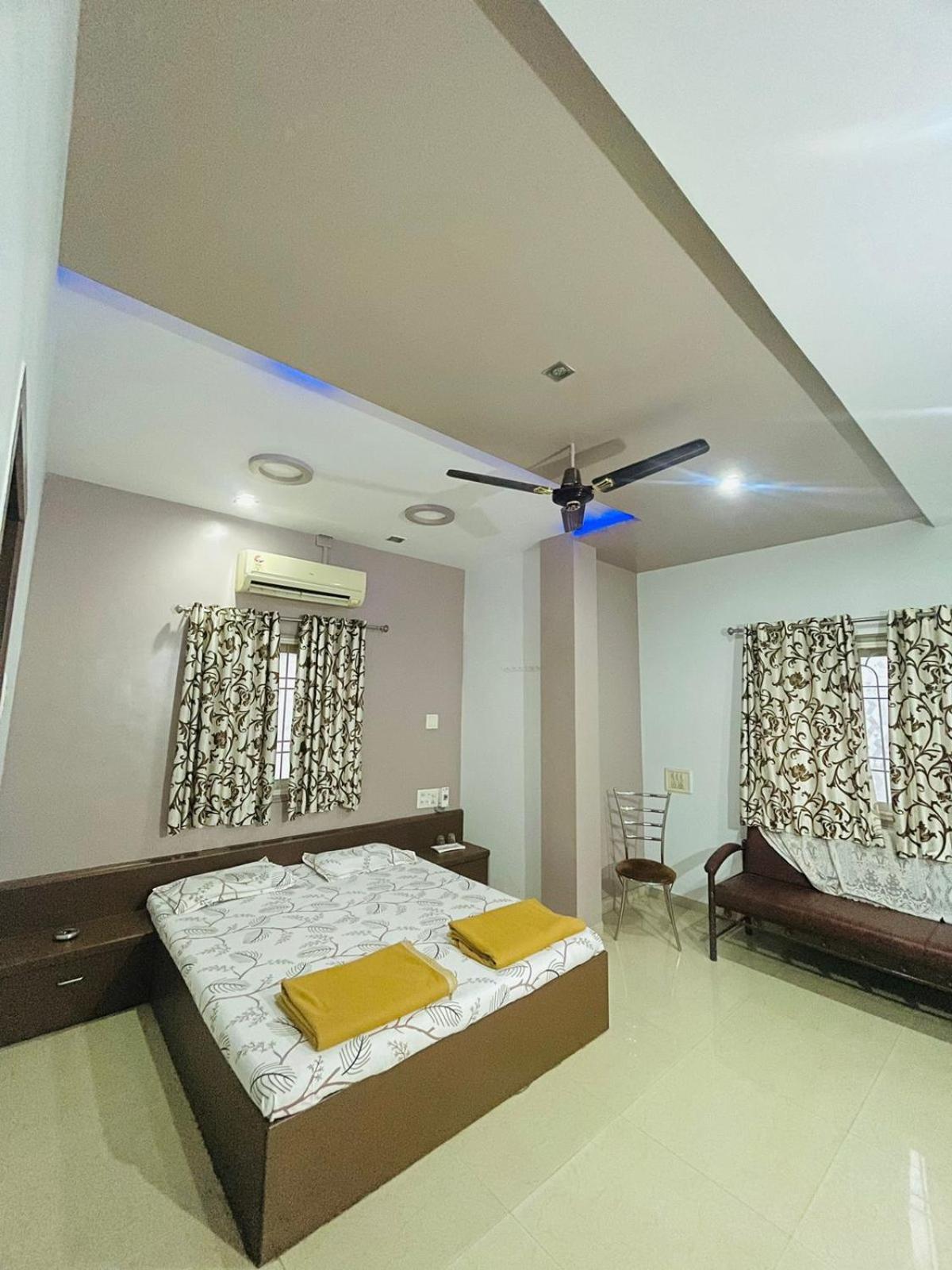Hotel Rajdhani And Guest House Gujarat - Best Family Hotel In Halol Near Pavagadh And Halol Gidc Eksteriør billede