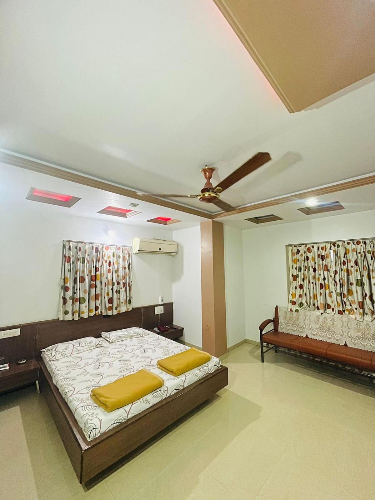 Hotel Rajdhani And Guest House Gujarat - Best Family Hotel In Halol Near Pavagadh And Halol Gidc Eksteriør billede