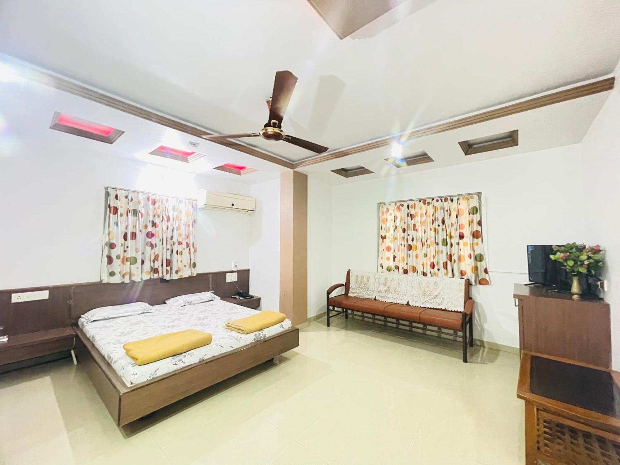 Hotel Rajdhani And Guest House Gujarat - Best Family Hotel In Halol Near Pavagadh And Halol Gidc Eksteriør billede