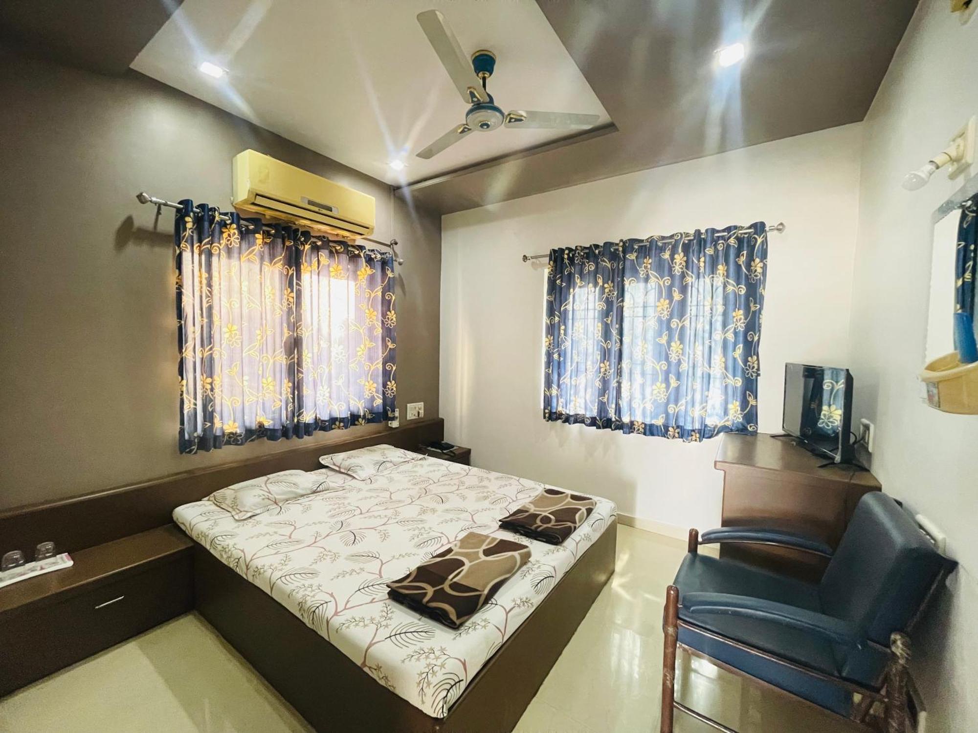 Hotel Rajdhani And Guest House Gujarat - Best Family Hotel In Halol Near Pavagadh And Halol Gidc Eksteriør billede