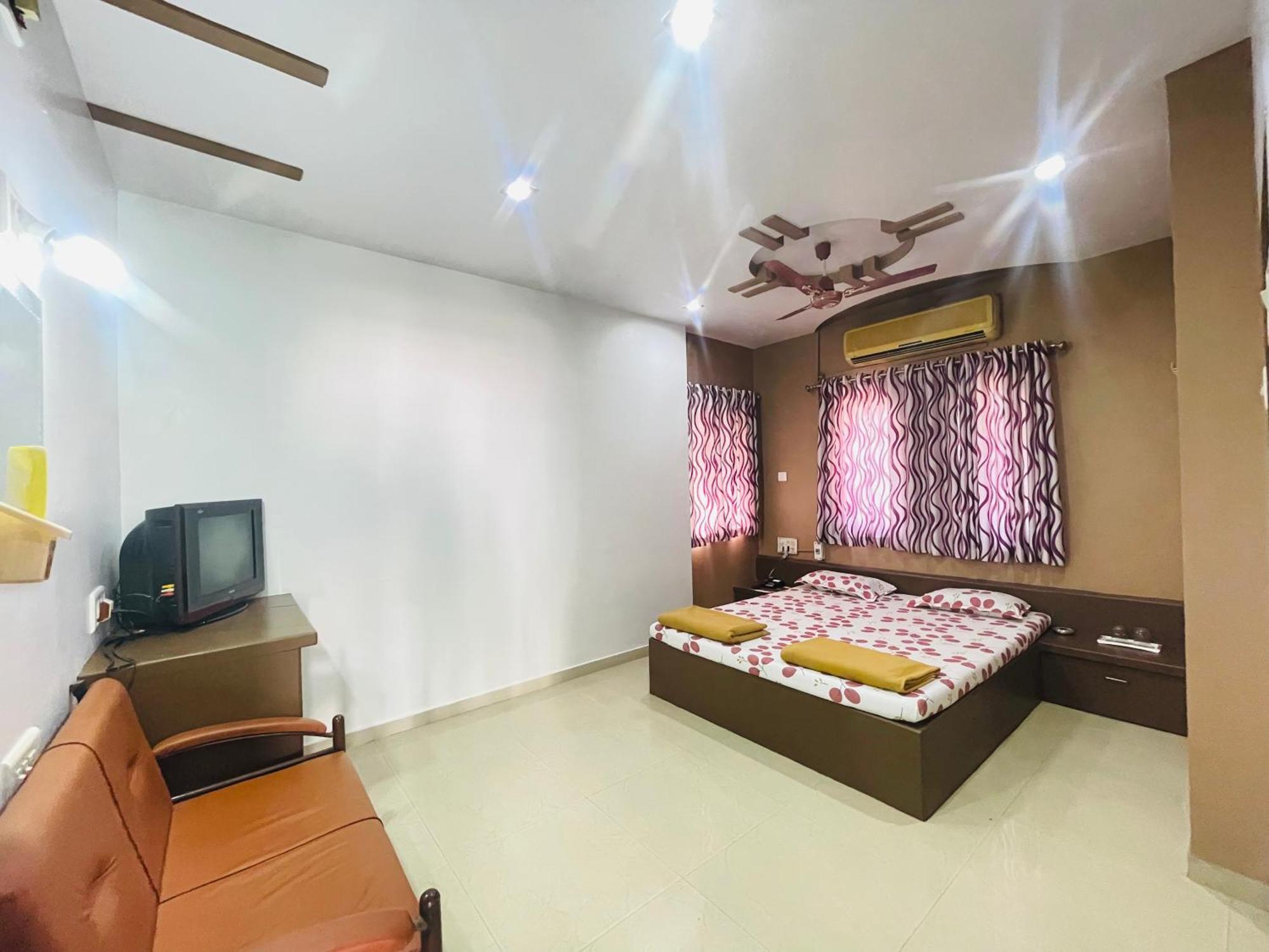 Hotel Rajdhani And Guest House Gujarat - Best Family Hotel In Halol Near Pavagadh And Halol Gidc Eksteriør billede