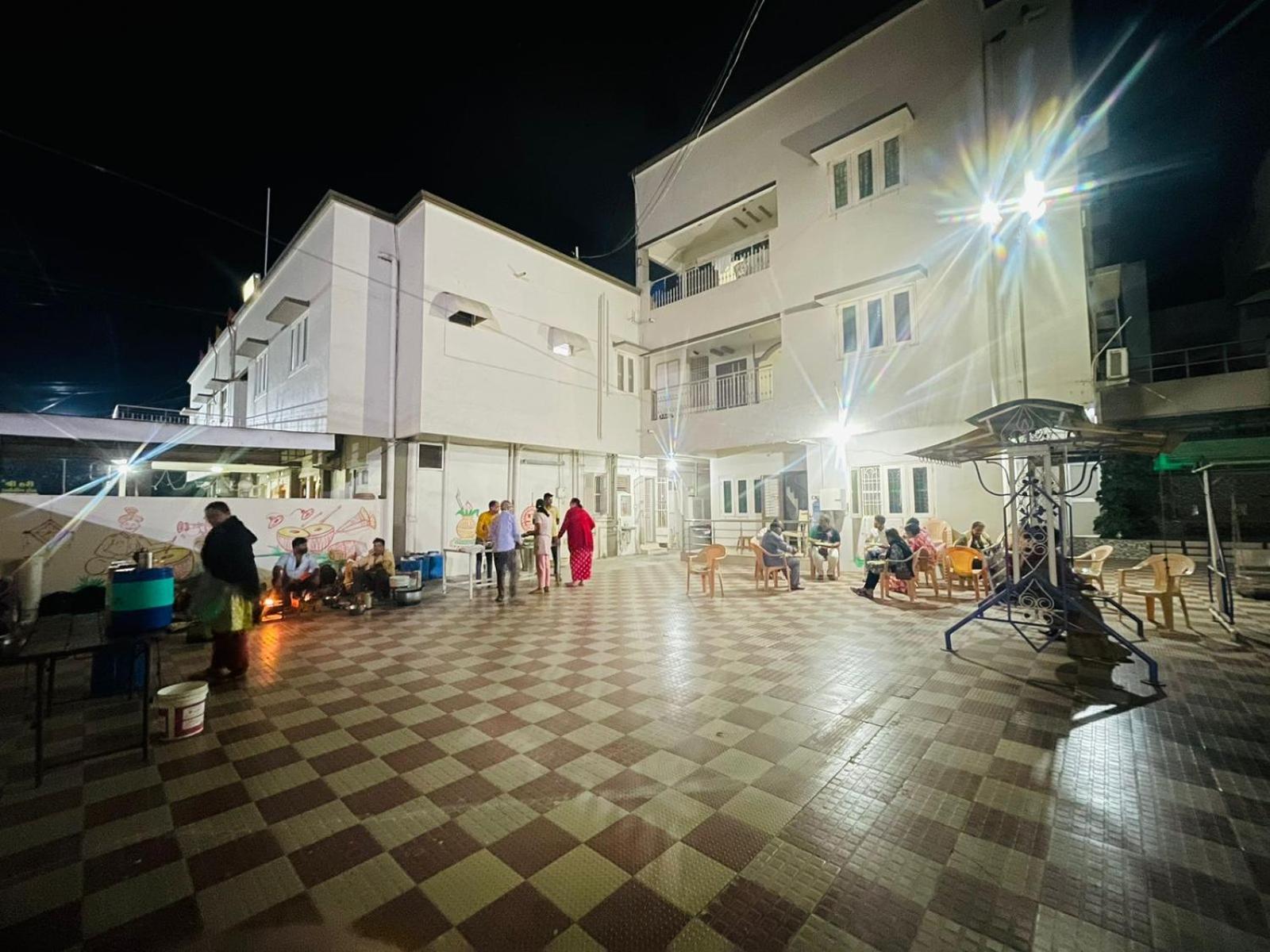 Hotel Rajdhani And Guest House Gujarat - Best Family Hotel In Halol Near Pavagadh And Halol Gidc Eksteriør billede