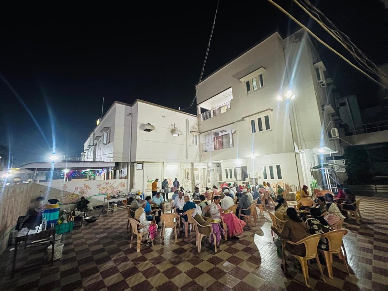 Hotel Rajdhani And Guest House Gujarat - Best Family Hotel In Halol Near Pavagadh And Halol Gidc Eksteriør billede